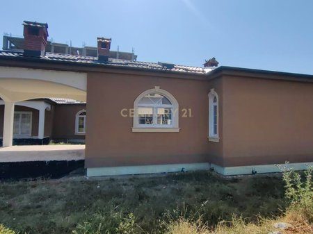 RRUGA NACIONALE KORÇË-POGRADEC ,VILË PËR SHITJE !!