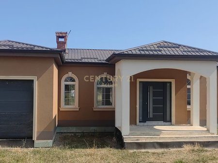 RRUGA NACIONALE KORÇË-POGRADEC ,VILË PËR SHITJE !!