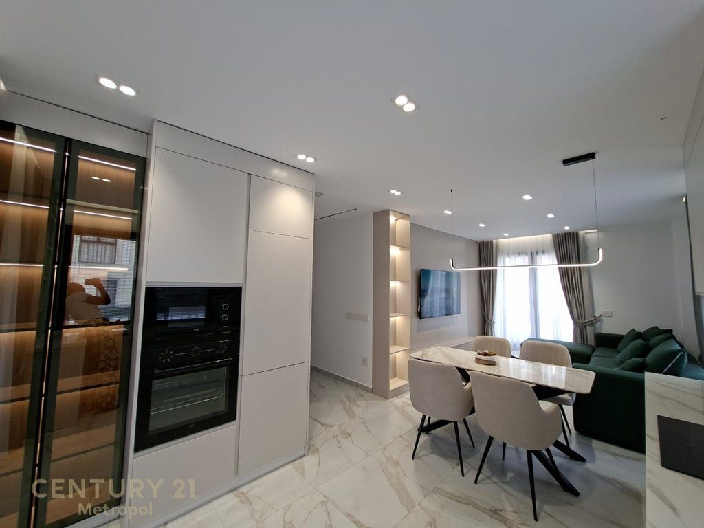 Apartament 3+2+ garazhd me Qira në Astir, Tiranë -