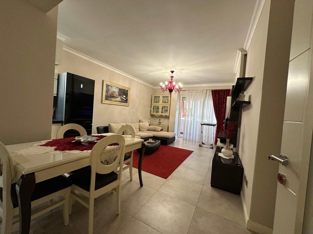 SHITET APARTAMENT 2+1 TEK "QENDRA KRISTAL" !!!
