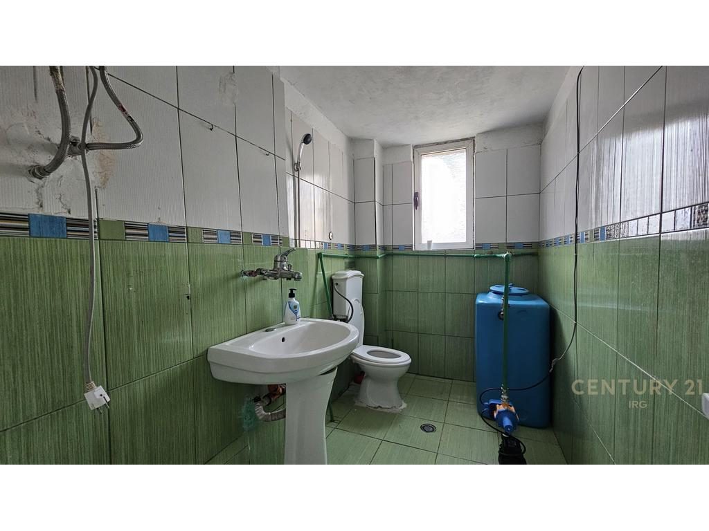 Jepet me qira ambient në zonë strategjike, ideale për biznes!