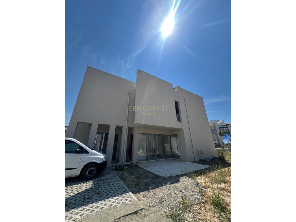 JEPET ME QIRA VILË NË RESIDENCËN "GREEN VALLEY" + 2 POSTE PARKIMI