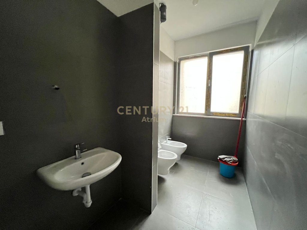 JEPET ME QIRA VILË NË RESIDENCËN "GREEN VALLEY" + 2 POSTE PARKIMI