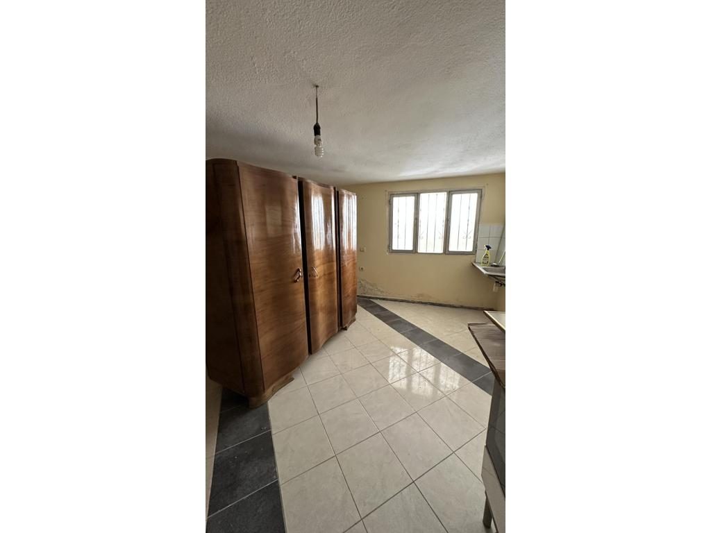VILË 2-KATËSHE NË SHITJE NË POGRADEC – 7 DHOMA, GARAZH, 2 MINUTA NGA LIQENI!!!
