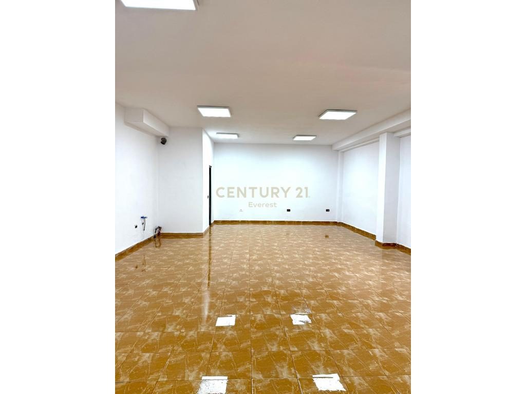 KOPSHTI BOTANIK, KOMERCIAL PER QIRA