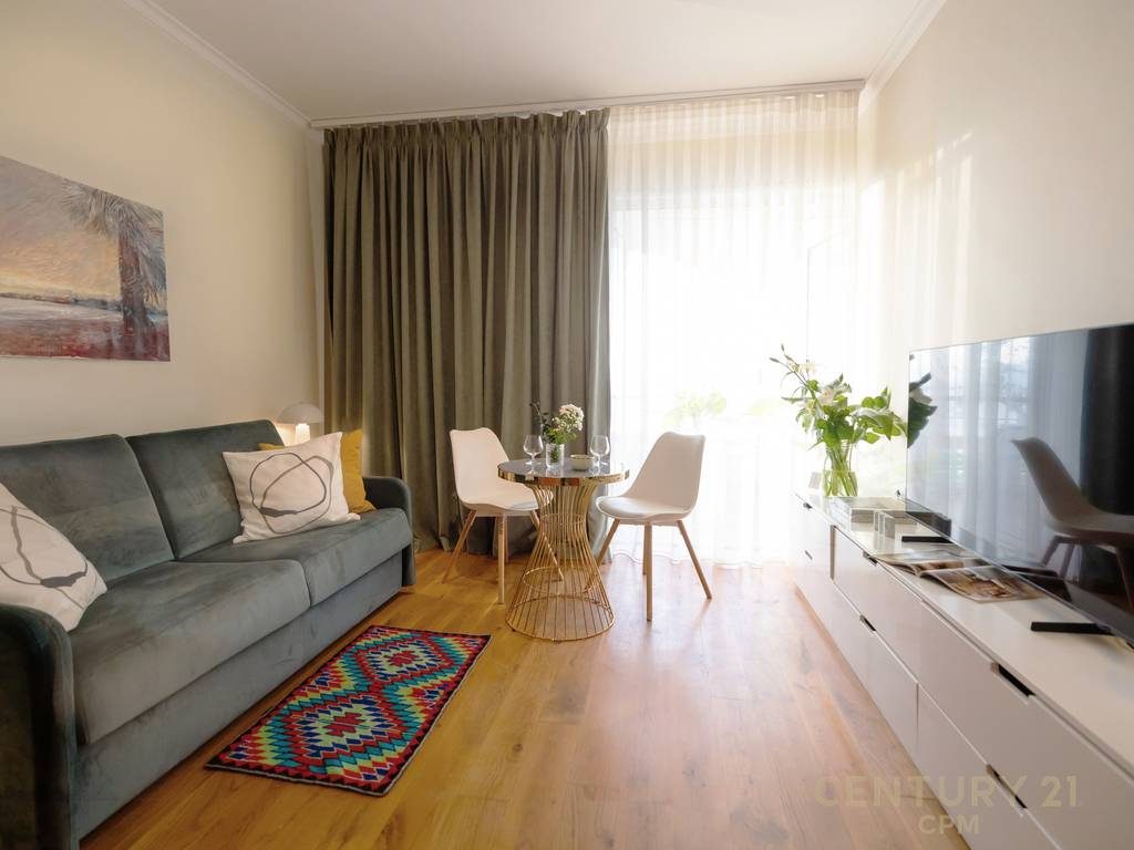 Shitet apartament me pamje nga deti ne Vlore