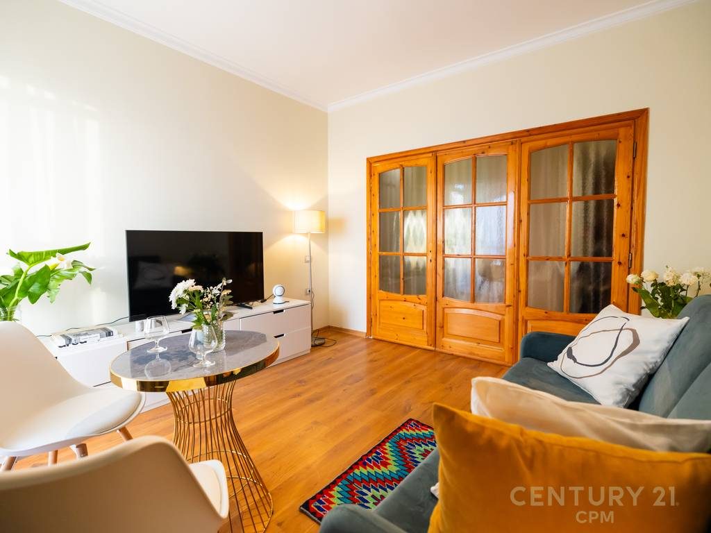 Shitet apartament me pamje nga deti ne Vlore