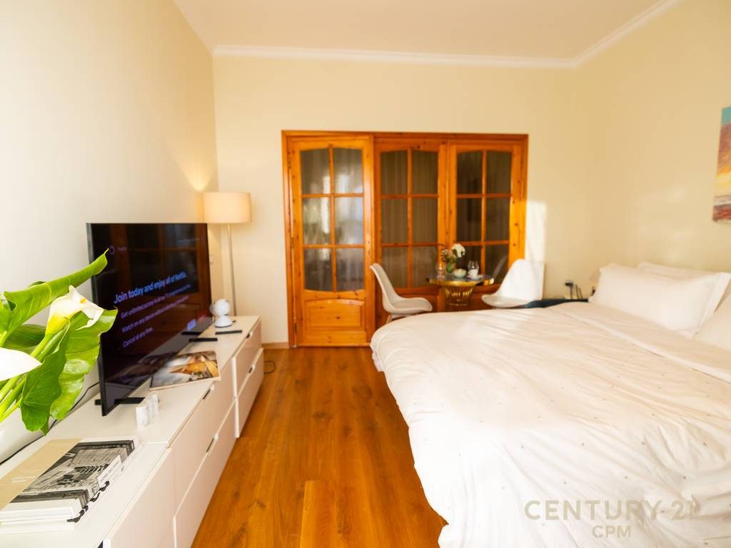 Shitet apartament me pamje nga deti ne Vlore