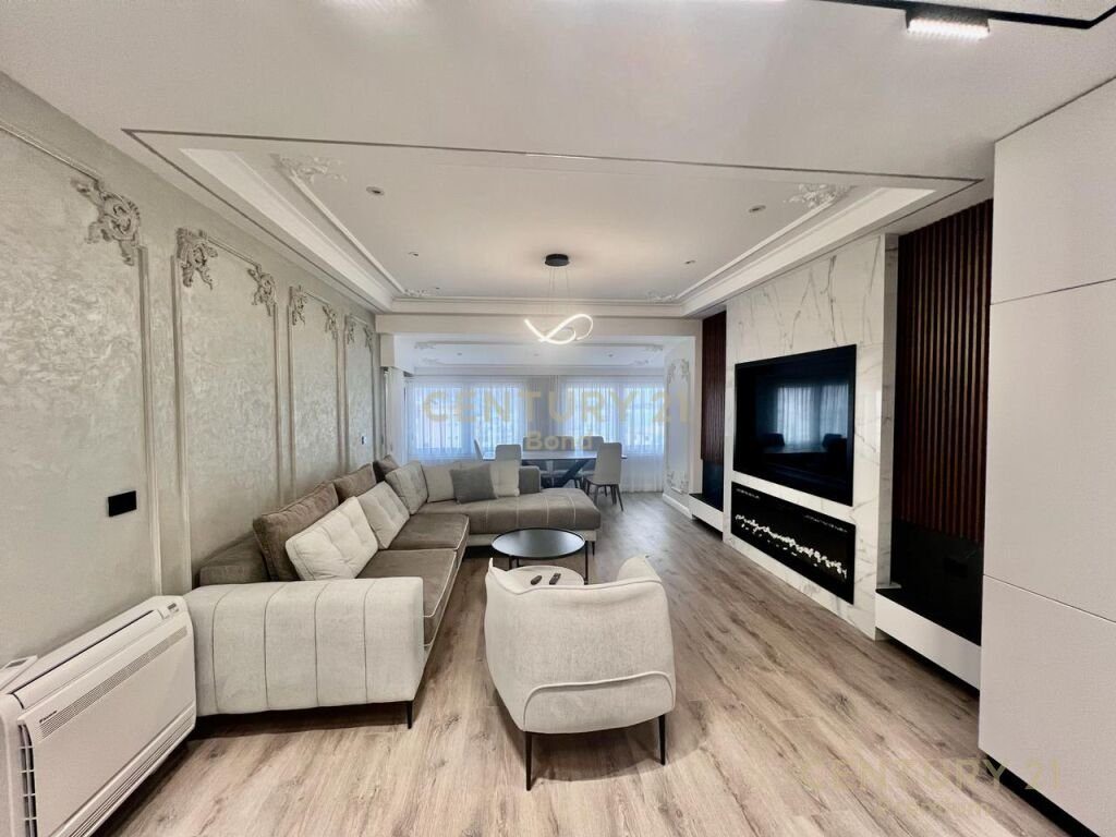 Shitet apartament 2+1+2 në Sarandë me pamje fantastike nga deti!