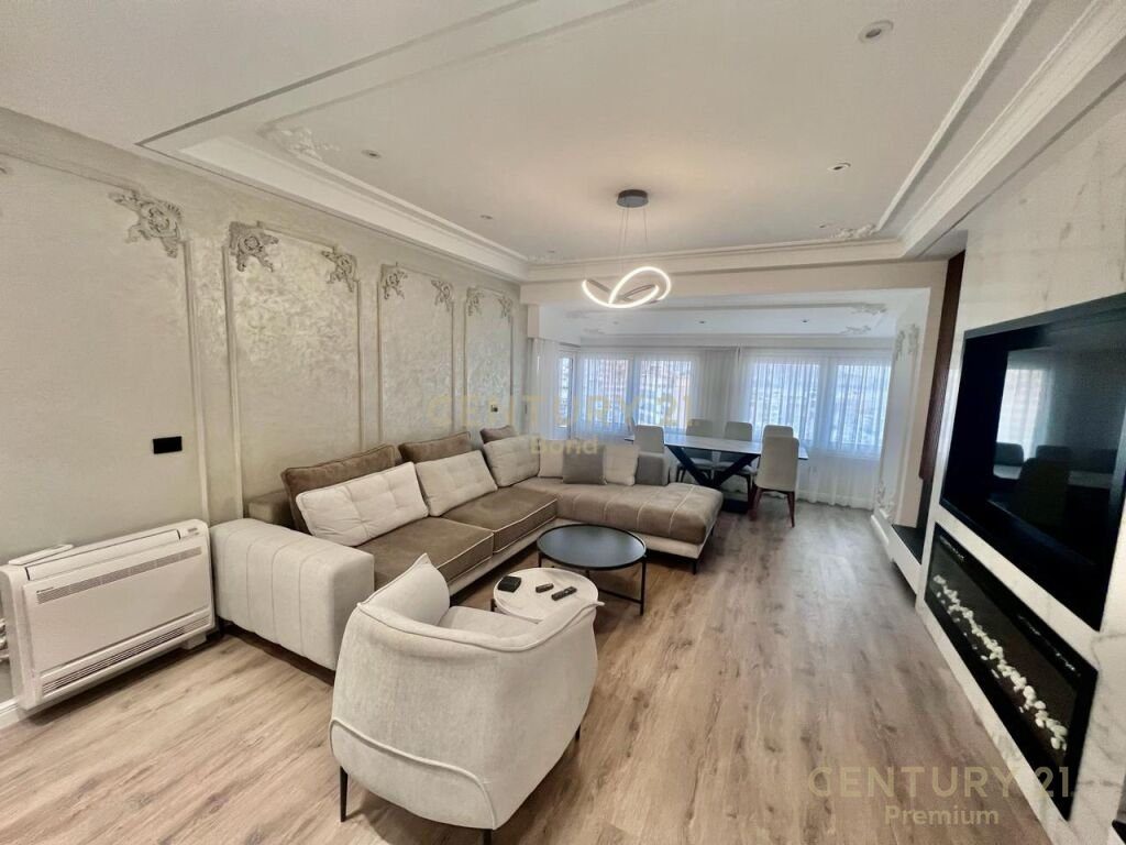 Shitet apartament 2+1+2 në Sarandë me pamje fantastike nga deti!
