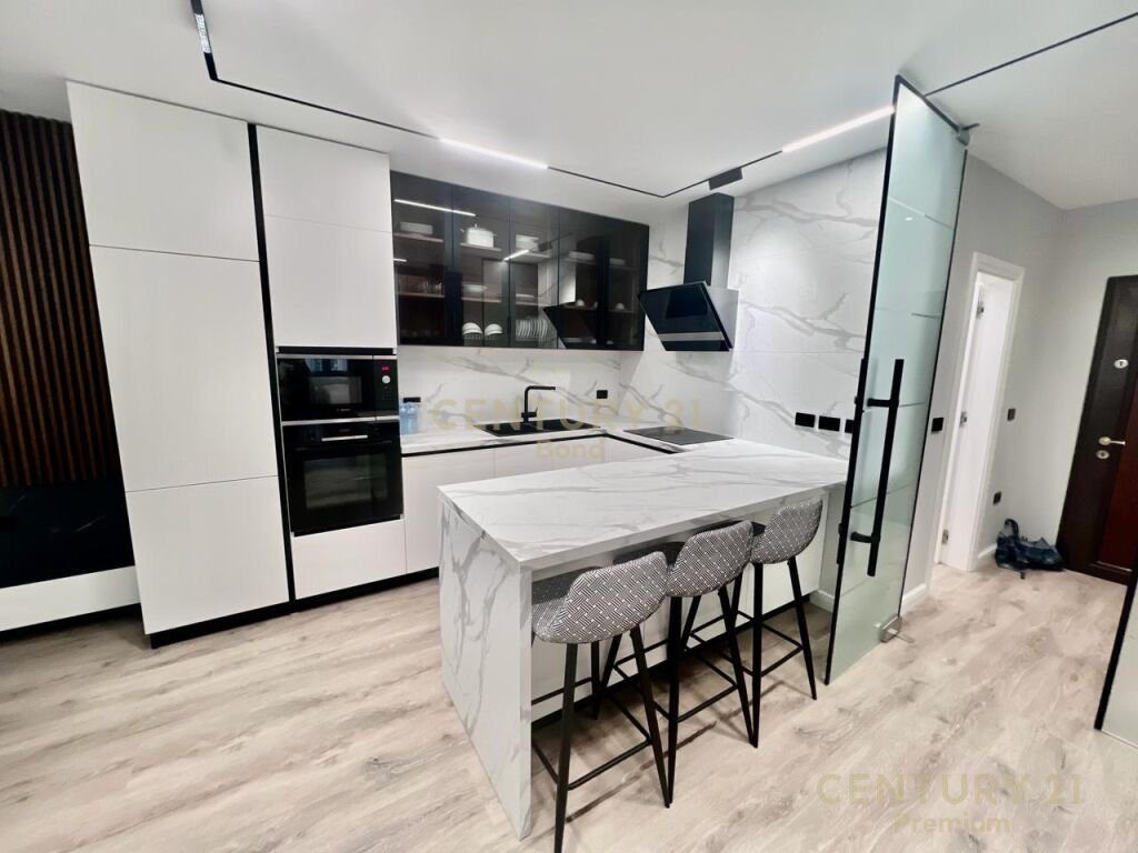 Shitet apartament 2+1+2 në Sarandë me pamje fantastike nga deti!