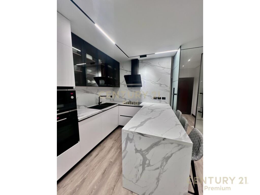 Shitet apartament 2+1+2 në Sarandë me pamje fantastike nga deti!