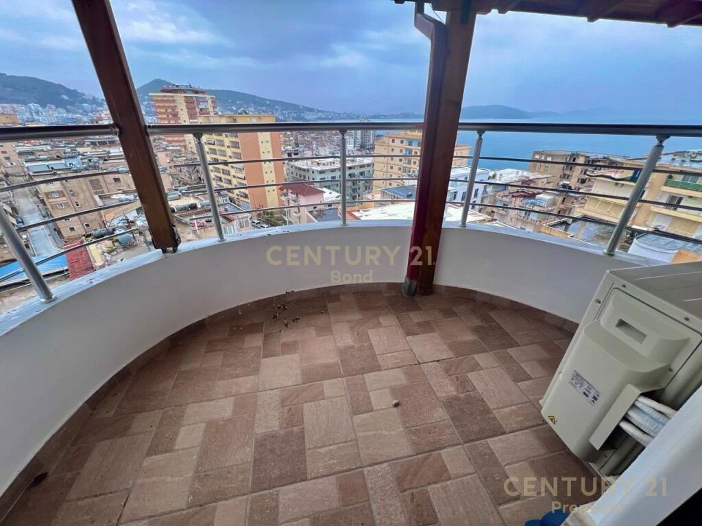 Shitet apartament 2+1+2 në Sarandë me pamje fantastike nga deti!