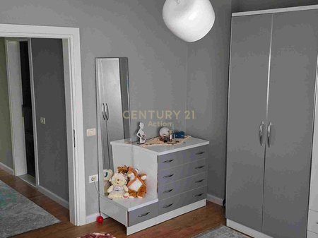 Jepet me Qera Ambient 4+1+2  + 2 Poste Parkimi ne Don Bosko!