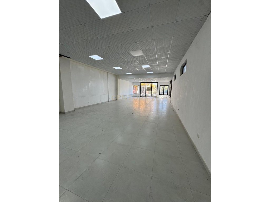 Ambient Komercial Me Qira në ish-kenete Durres !!