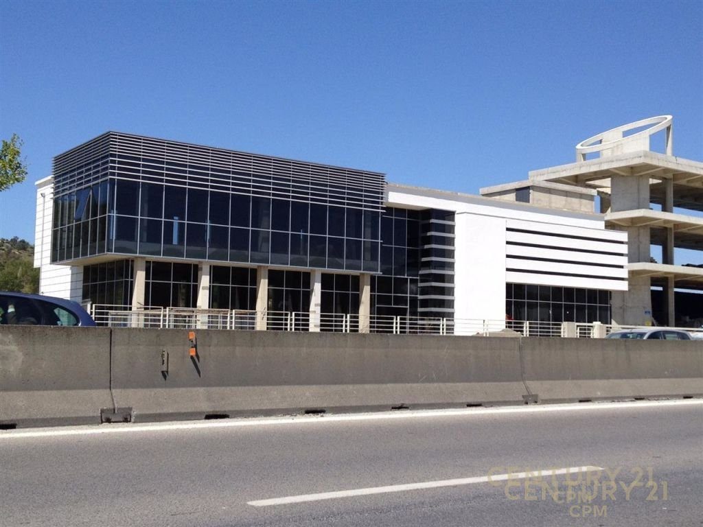 Objekt Komercial buzë rruge në Autostradën Tiranë-Durrës