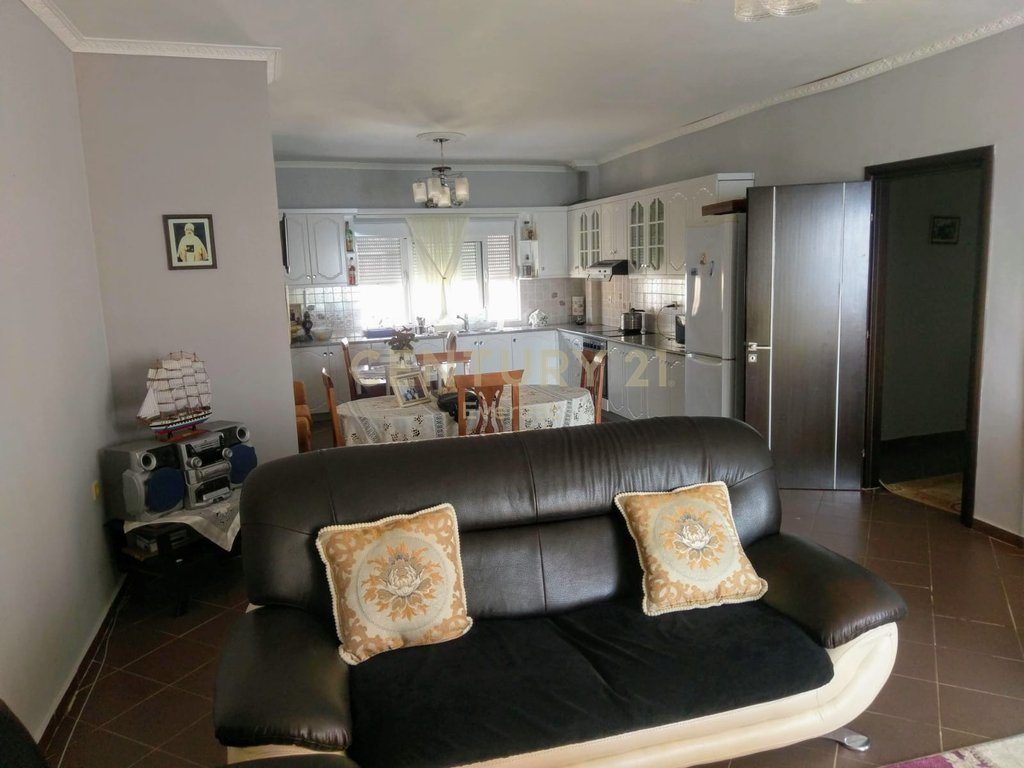 SARANDE, SHESIM PENTHOUSE 3+1+2 ME PAMJE NGA DETI