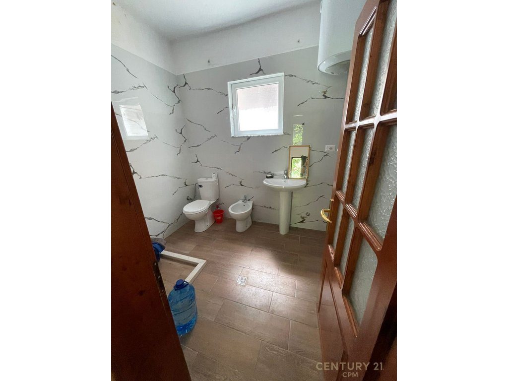 PRANE STADIUMIT TOMORI BERAT SHESIM SHTEPI PRIVATE + TOKE TRUALL