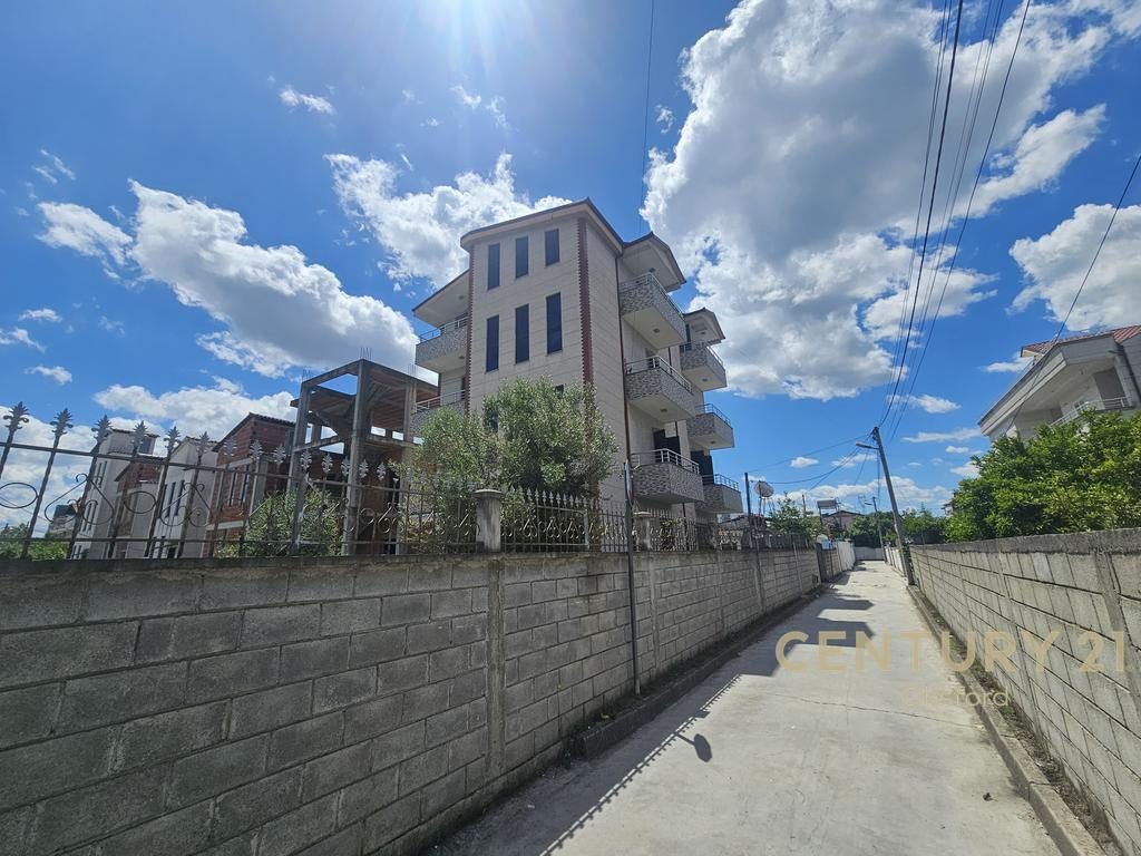 VILË 4KATE ME OBORR, PËR SHITJE TEK 'TRESHI' (URA E KAMZËS)