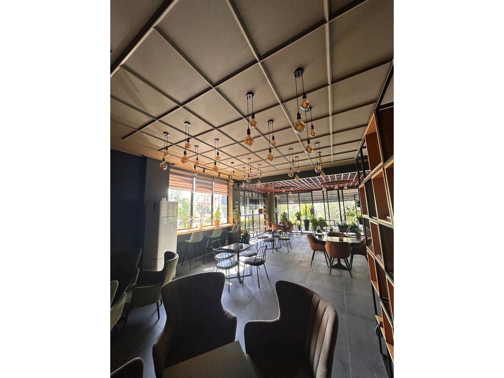 Ofrohet me Qera Ambient 451m² buzë Aksit Rrugor,200 m mbi Restorant FRESKU