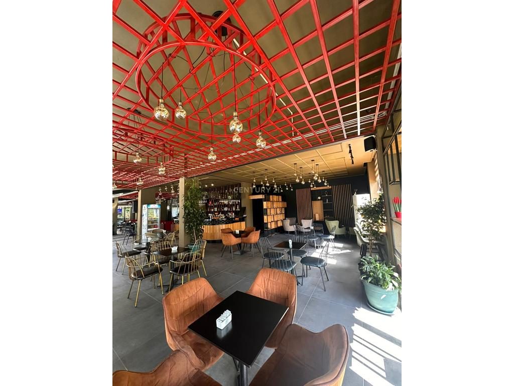 Ofrohet me Qera Ambient 451m² buzë Aksit Rrugor,200 m mbi Restorant FRESKU