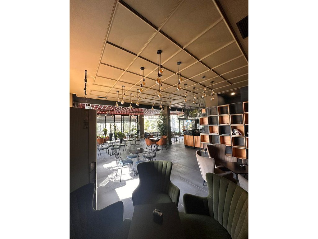 Ofrohet me Qera Ambient 451m² buzë Aksit Rrugor,200 m mbi Restorant FRESKU