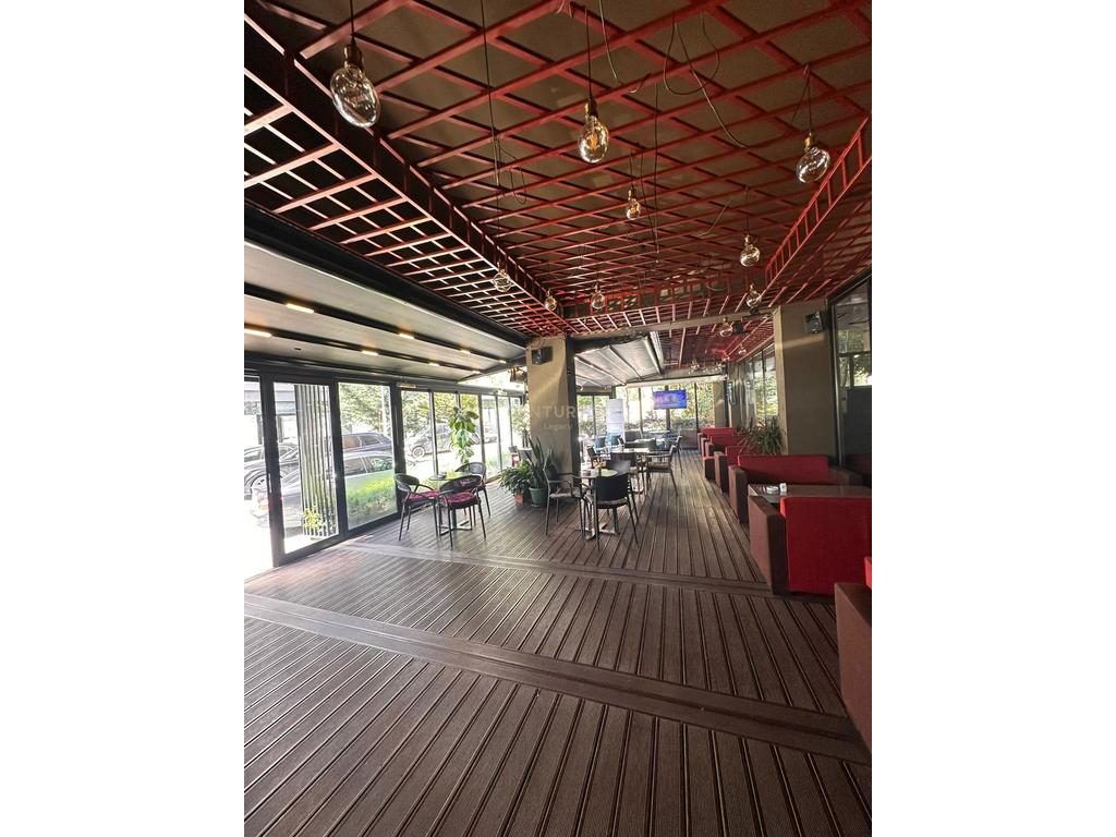 Ofrohet me Qera Ambient 451m² buzë Aksit Rrugor,200 m mbi Restorant FRESKU