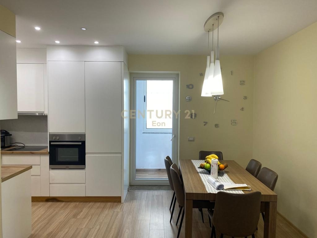APARTAMENT 2+1+2 TUALETE BASHKE ME GARAZHD NE SHITJE PRANE STADIUMIT !!