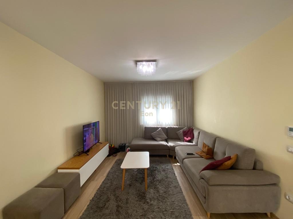 APARTAMENT 2+1+2 TUALETE BASHKE ME GARAZHD NE SHITJE PRANE STADIUMIT !!
