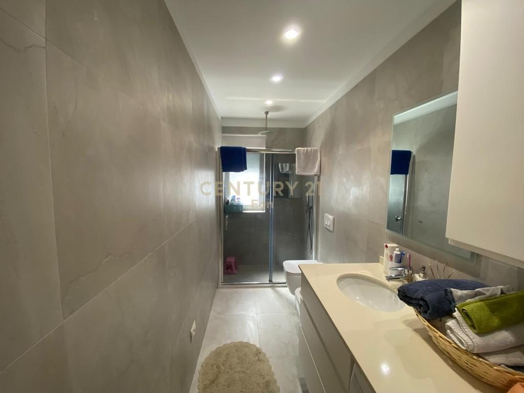 APARTAMENT 2+1+2 TUALETE BASHKE ME GARAZHD NE SHITJE PRANE STADIUMIT !!