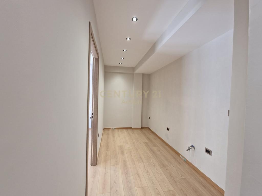 JEPET ME QIRA AMBIENT PER ZYRA BUZE RRUGE KRYESORE, SHESHI WILLSON!
