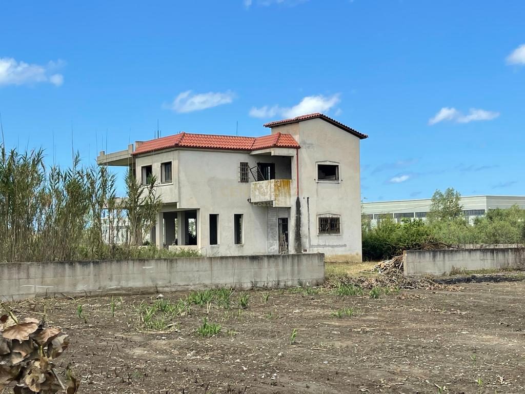 SHITET SHTEPI DY-KATESHE NE NOVOSELE, VLORE !