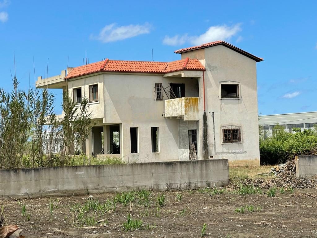 SHITET SHTEPI DY-KATESHE NE NOVOSELE, VLORE !