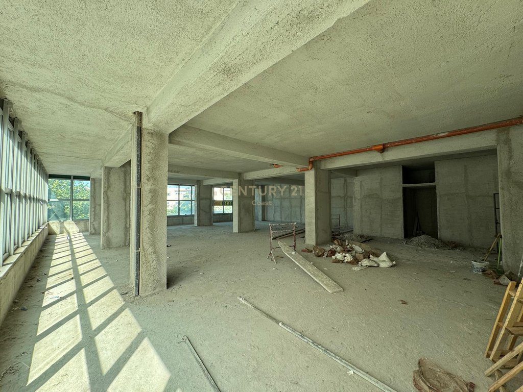 Jepet me qira ambient komercial 500 m² – Qendra e Vlorës, pranë Poliklinikës