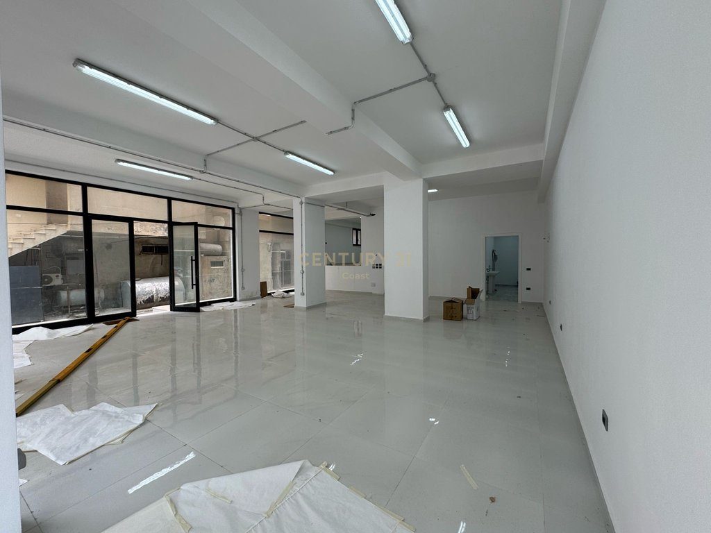 SHITET AMBIENT BIZNESI NE VLORE, BULEVARDI ISMAIL QEMALI PRANE CONAD