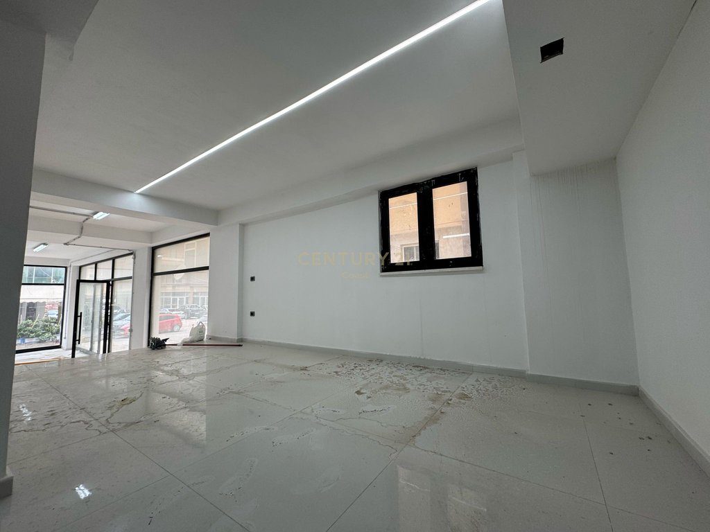 SHITET AMBIENT BIZNESI NE VLORE, BULEVARDI ISMAIL QEMALI PRANE CONAD