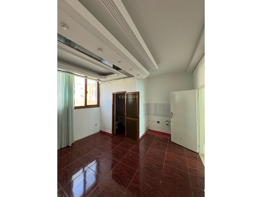 JAPIM ME QIRA AMBIENT KOMERCIAL NE VLORE,PRANE SHKOLLES SE NAFTES.