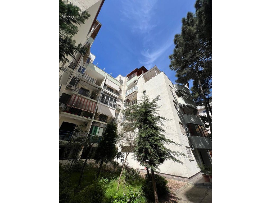 Shitet Apartament 2+1 me Verande + 2 Poste Parkimi, Golem