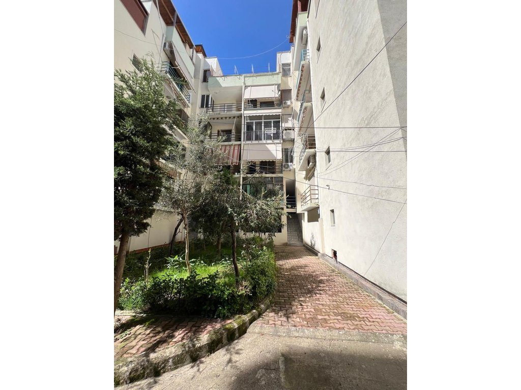 Shitet Apartament 2+1 me Verande + 2 Poste Parkimi, Golem