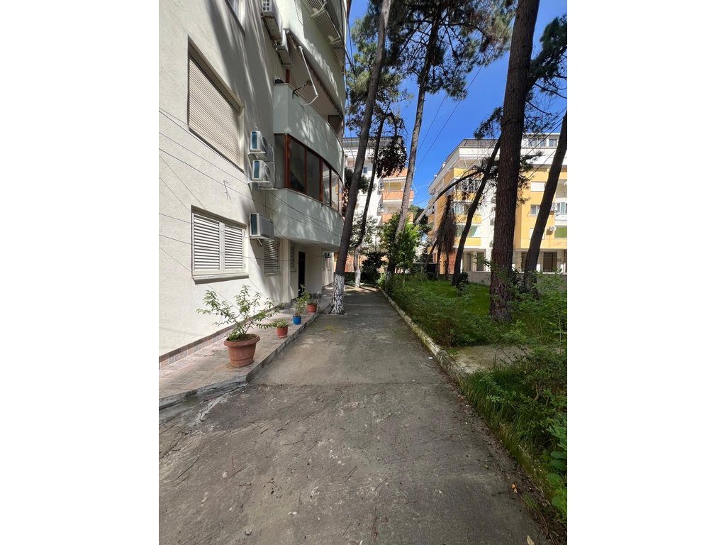 Shitet Apartament 2+1 me Verande + 2 Poste Parkimi, Golem