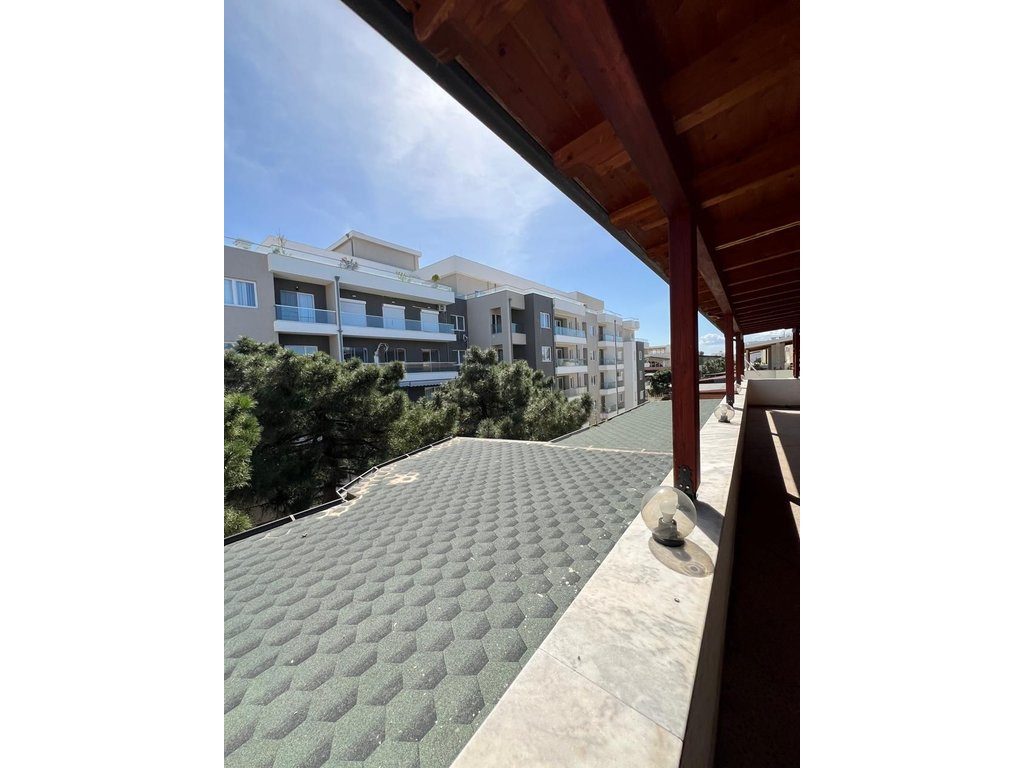 Shitet Apartament 2+1 me Verande + 2 Poste Parkimi, Golem
