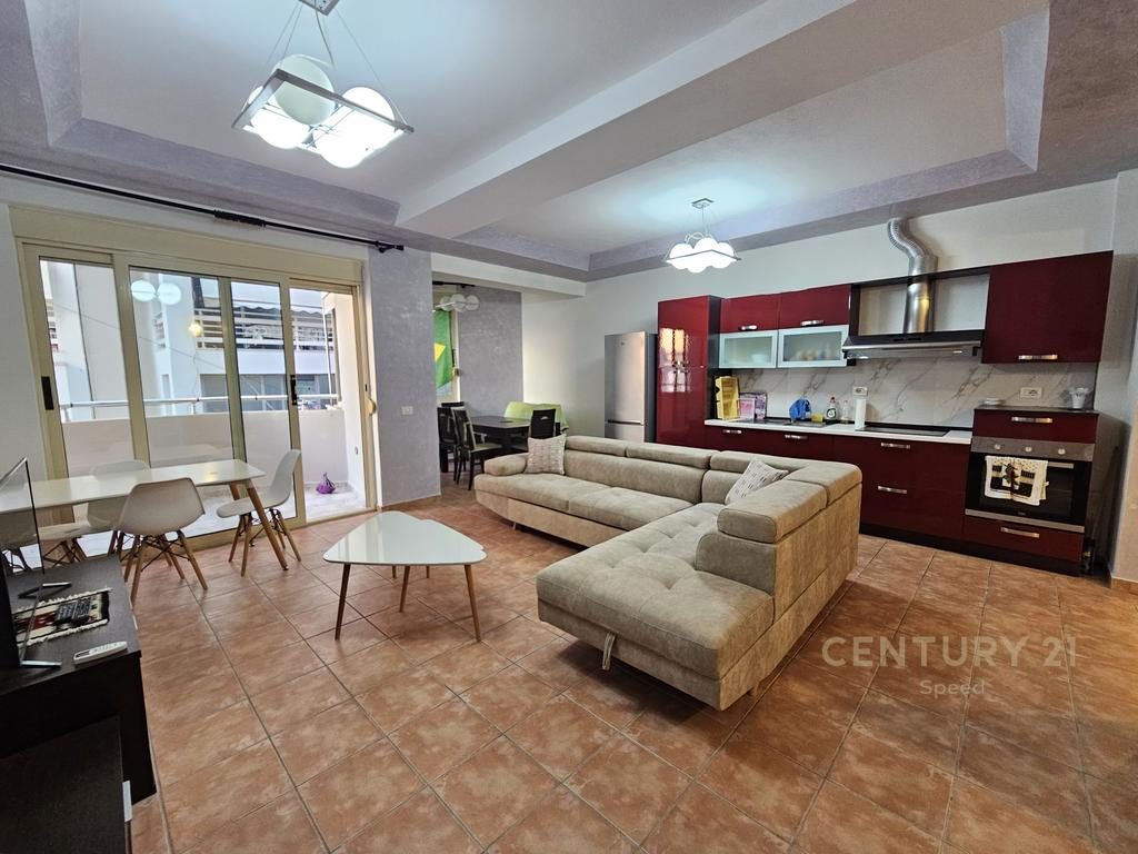 Shesim Apartament 3+1 ne Sarande me mundesi ndarje ne 2 apartamente 1+1