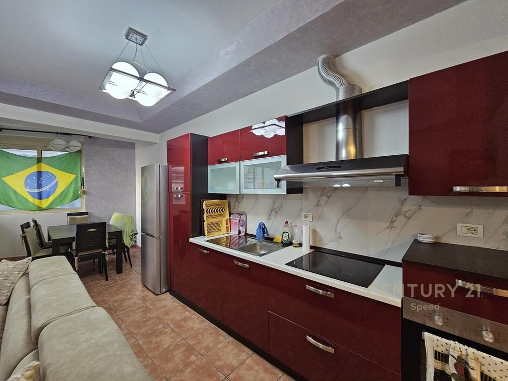 Shesim Apartament 3+1 ne Sarande me mundesi ndarje ne 2 apartamente 1+1
