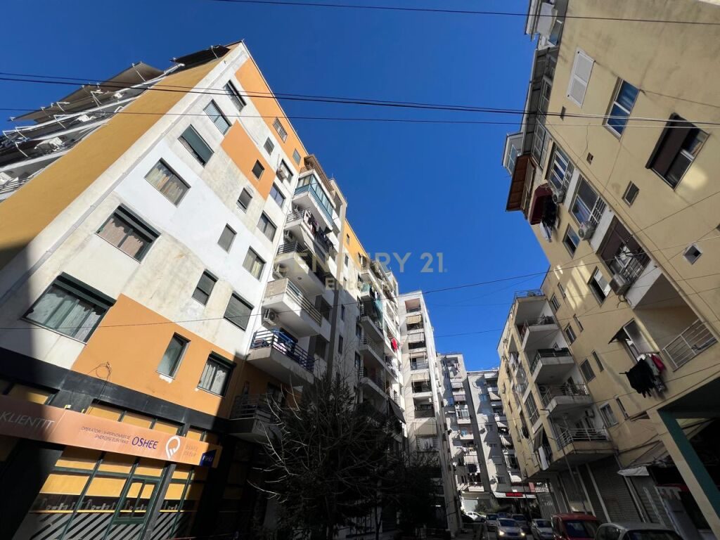 Ambient Komercial per shitje tek Pallatet Cabej