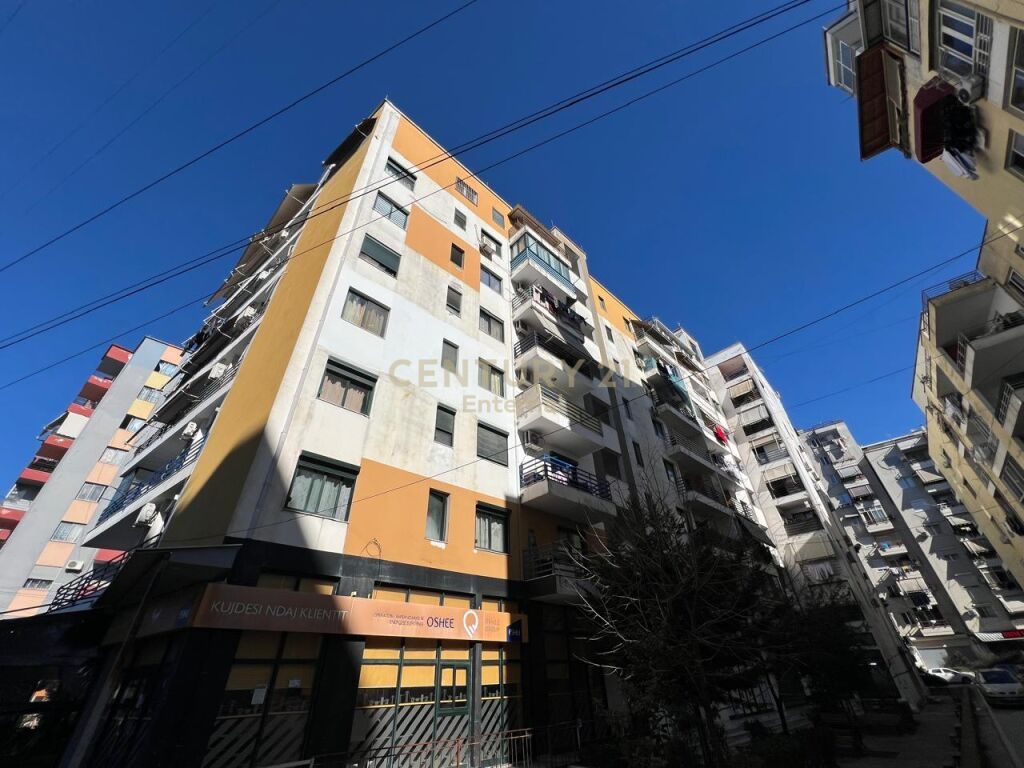 Ambient Komercial per shitje tek Pallatet Cabej