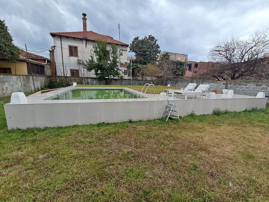 Vilë 2-katëshe + Truall për shitje në lagjen Ndoc Mazi, Shkodër  500 m²