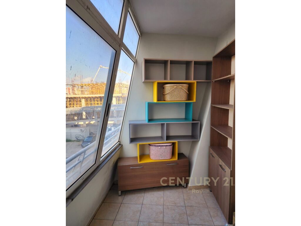 Jepet me Qira Super Apartament me pamje deti 2+1+2 me post parkimi te stacioni i trenit, Durrës!!!
