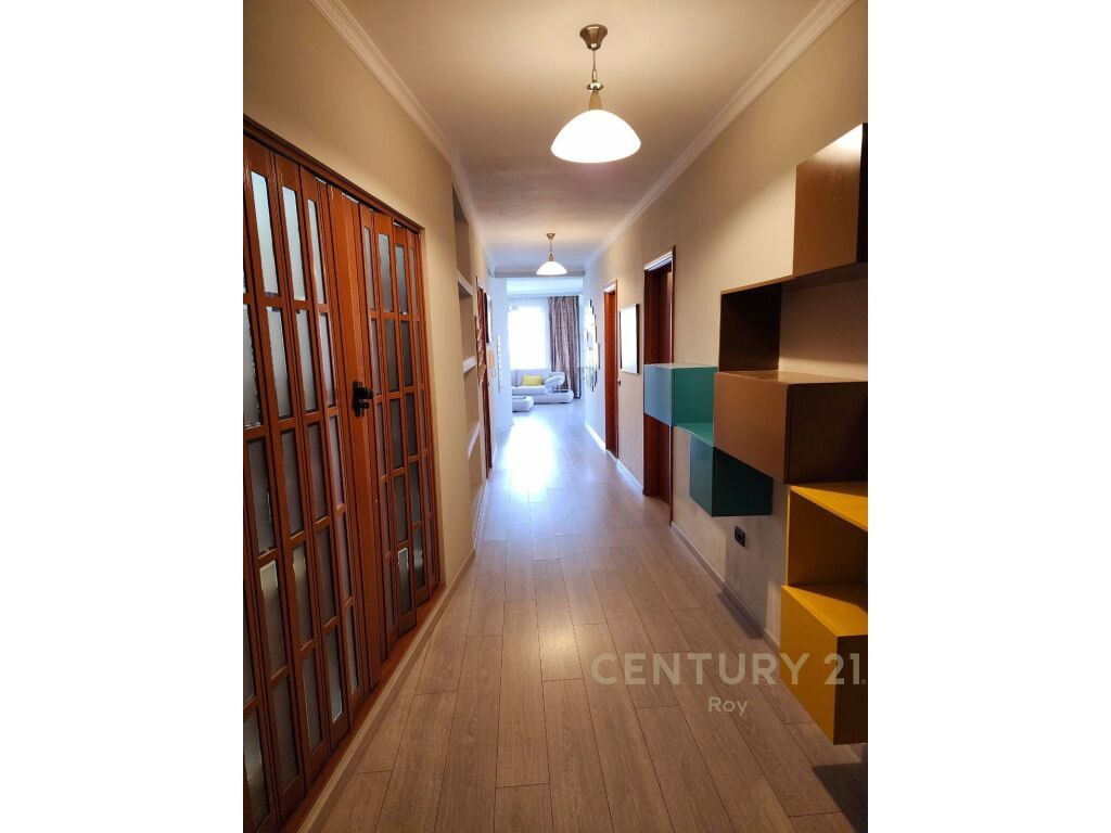 Jepet me Qira Super Apartament me pamje deti 2+1+2 me post parkimi te stacioni i trenit, Durrës!!!