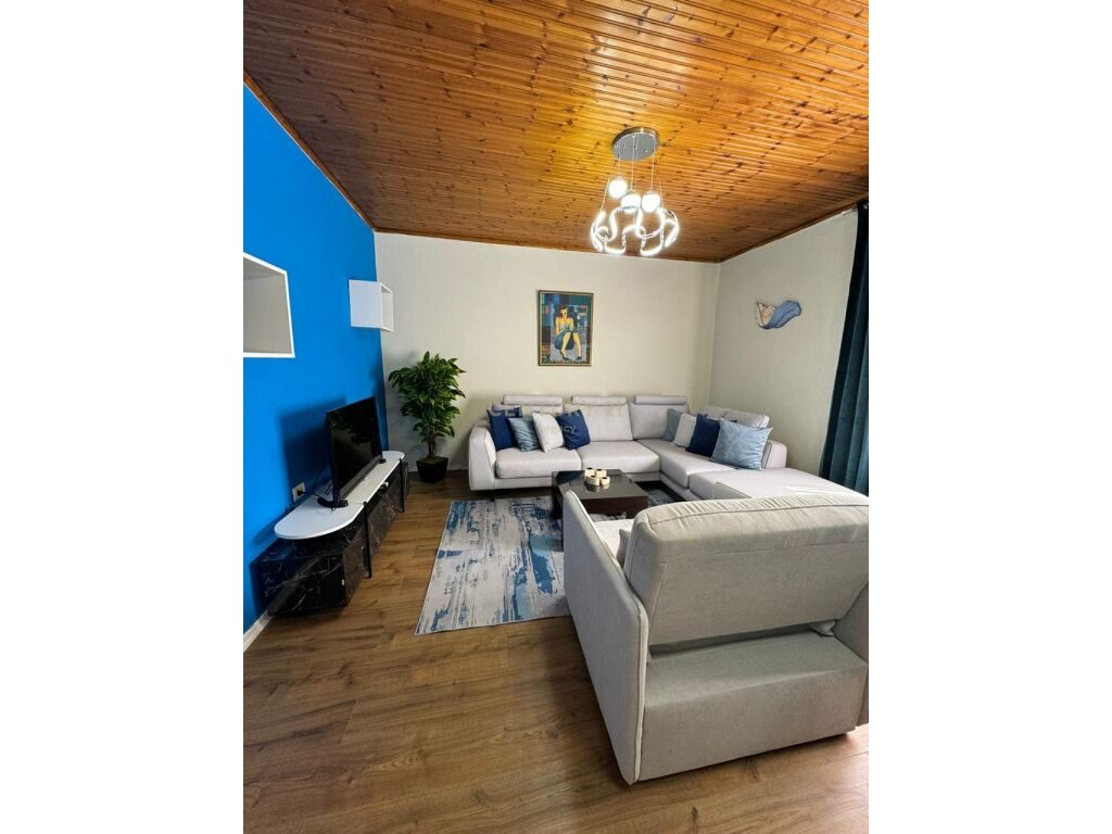 Ulet Cmimi!
Jepet me Qira Apartament 1+1 tek Shallvaret.