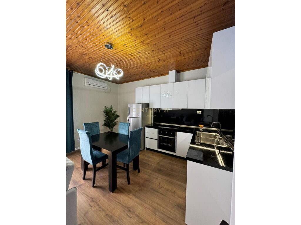 Ulet Cmimi!
Jepet me Qira Apartament 1+1 tek Shallvaret.